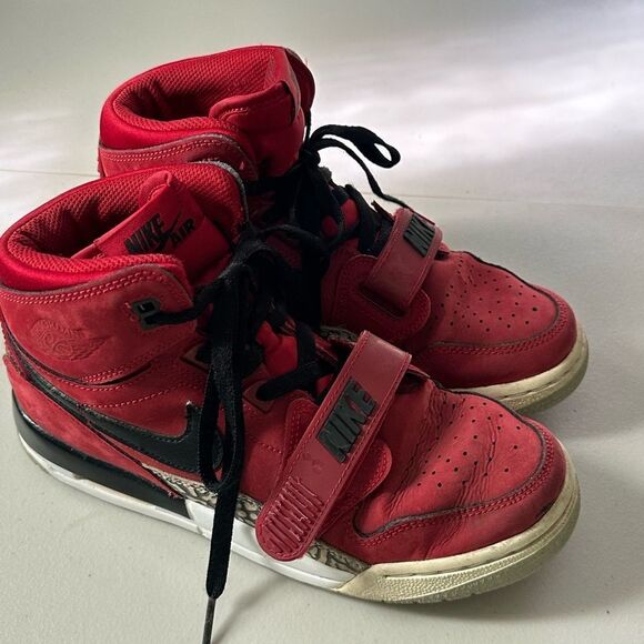 Nike Big Boys Youth Air Jordan Legacy Athletic Sneaker Basketball Shoes Size 5Y - Picture 1 of 8